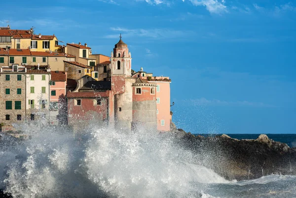 Grandi onde Mar Mediterraneo - paese Tellaro Liguria Italia — Foto Stock