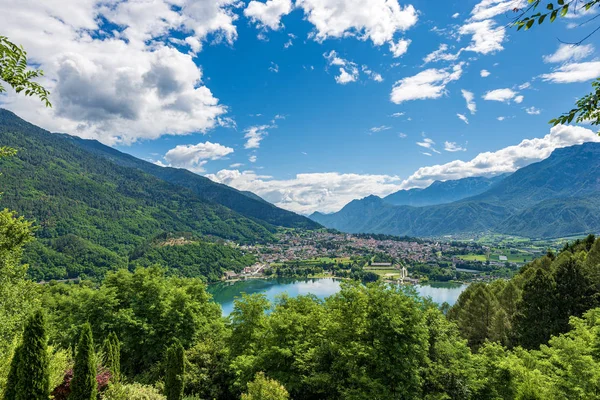 Levico Terme y el lago - Valsugana, Trentino Alto Adige, Italia — Foto de Stock