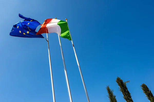 Italienische und europäische Flaggen wehen am klaren Himmel — Stockfoto