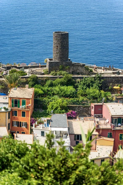 Vernazza Italië-middeleeuws kasteel Doria met de uitkijktoren — Stockfoto