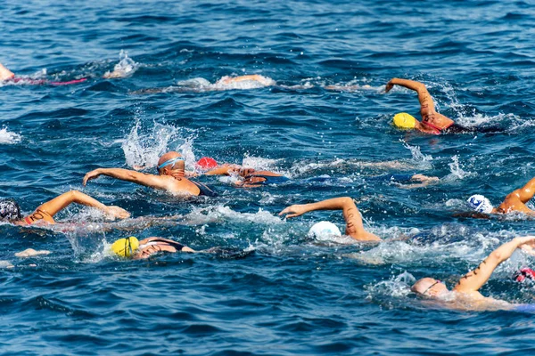 Zwemmen competitie in de zee-Tellaro La Spezia Liguria Ital — Stockfoto