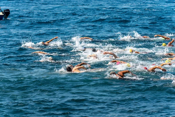 Zwemmen competitie in de zee-Tellaro La Spezia Ligurië Italië — Stockfoto