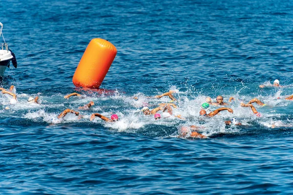 Zwemmen competitie in de zee-Tellaro La Spezia Ligurië Italië — Stockfoto