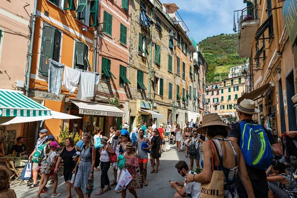 Vesnice Vernazza s turisty-Cinque Terre Liguria (Itálie) — Stock fotografie