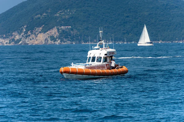 Patrull av den italienska kustbevakningen-Gulf of La Spezia Ligurien — Stockfoto