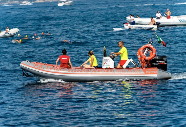 Water ambulance - Boat for first aid in Mediterranean Sea Italy — Stock Photo, Image