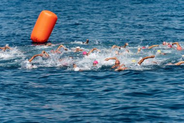Denizde yüzme yarışması - Tellaro La Spezia Liguria İtalya