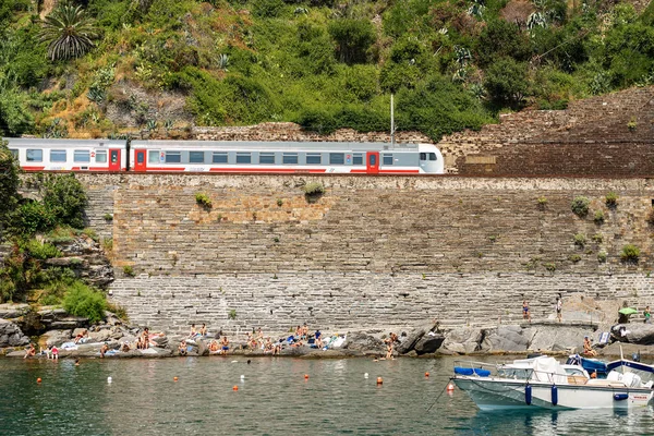 Ferrovia con treno a Vernazza - Cinque Terre Liguria Italia — Foto Stock