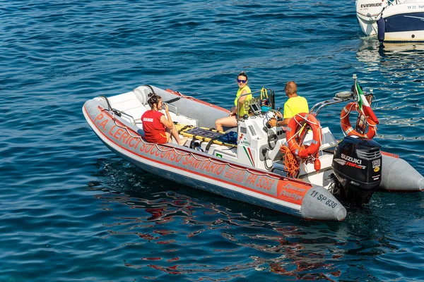 Eau ambulance - Bateau pour les premiers soins en mer Méditerranée Italie — Photo