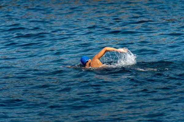 Freistilschwimmerin im Meer - Frontkrabbeln — Stockfoto