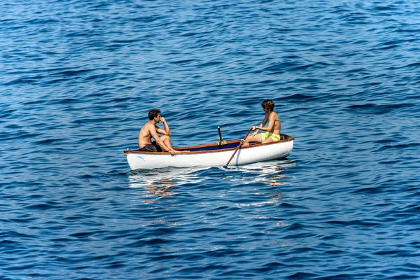 Двоє хлопчиків-підлітків посеред моря на човні — стокове фото
