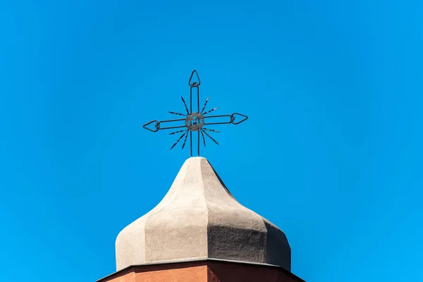 Mavi gökyüzünde ferforje haç - Hıristiyan dini sembolü — Stok fotoğraf