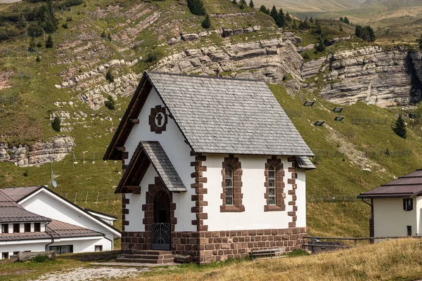 Liten kyrka i berg-Passo Rolle Dolomiterna Italien — Stockfoto