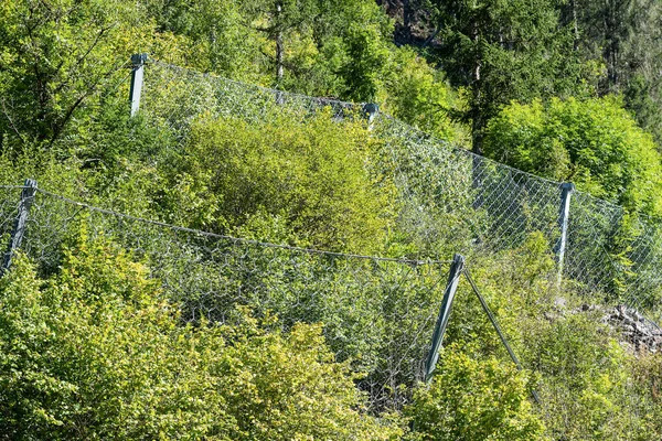 Φράγμα βράχων με συρματόπλεγμα-Τρεντίνο Νότιο Τιρόλο Ιταλία — Φωτογραφία Αρχείου