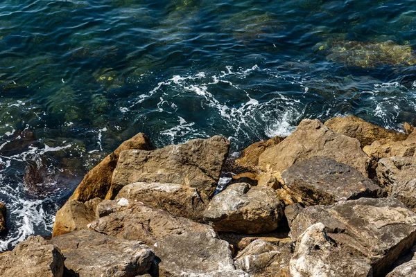 Сенсацією з гігантських валунів-Середземне море — стокове фото