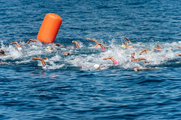 Zwemmen competitie in de zee-Tellaro La Spezia Ligurië Italië — Stockfoto