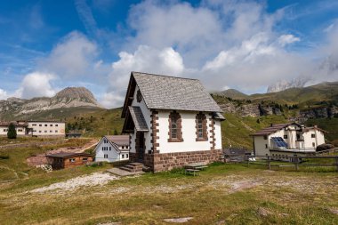Dağda küçük kilise - Passo Rolle Dolomites İtalya