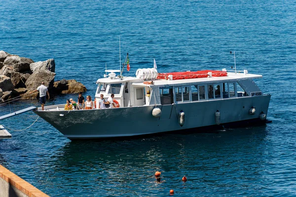 Ferry boat en Tellaro pueblo - Golfo de La Spezia Liguria Italia —  Fotos de Stock