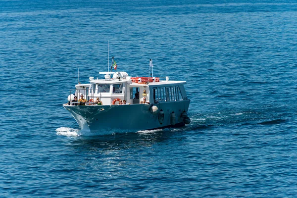 Ferry avec les touristes naviguant dans le golfe de la spezia - Ligurie Italie — Photo