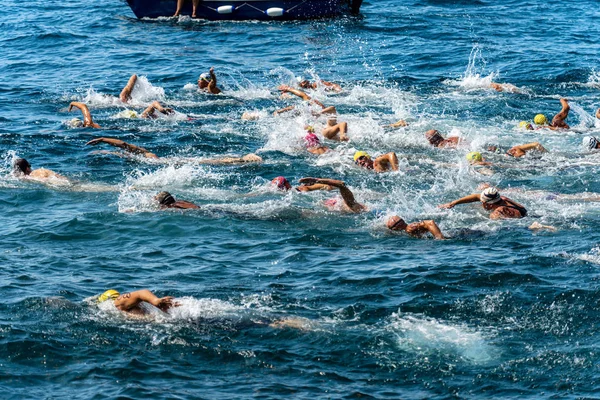 Zwemmen competitie in de zee-Tellaro La Spezia Ligurië Italië — Stockfoto