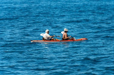 Mavi denizde kayak olgun çift - Liguria İtalya