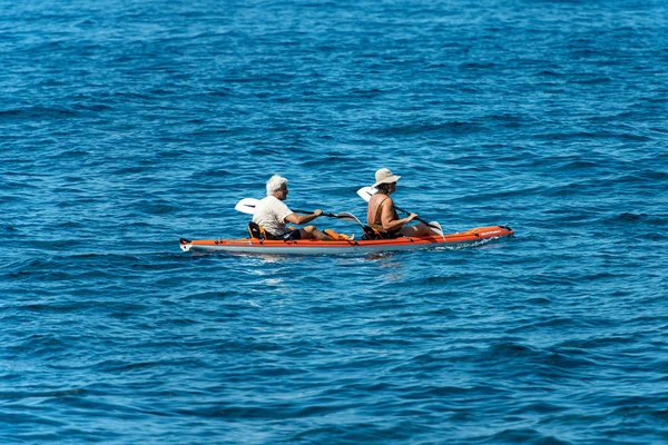 성숙한 커플 카약 에서 푸른 바다 - 리구리아 이탈리아 — 스톡 사진