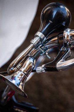 Bisiklet kornası gidonun üzerinde - küçük krom trompet