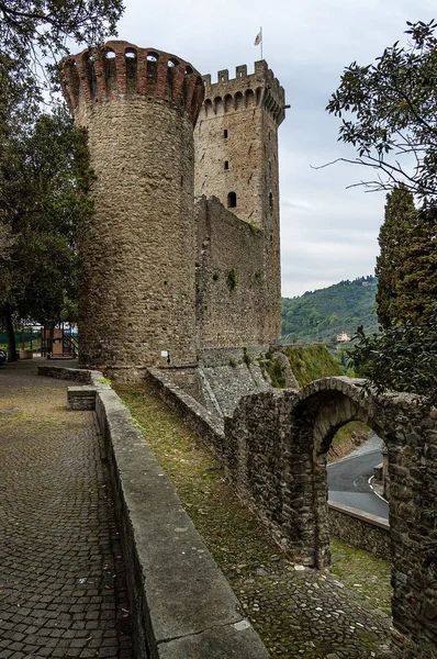 Средневековый замок Кастельнуово-Магра - Специя Лигурия Италия — стоковое фото