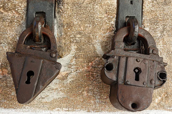 Deux anciens cadenas rouillés avec trou de serrure — Photo