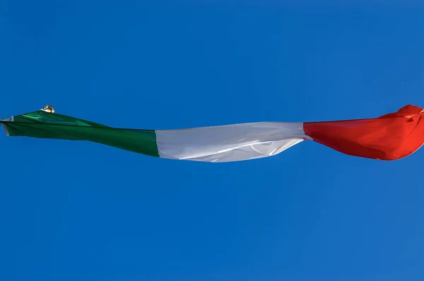 맑은 푸른 하늘 아래에서 흔들리고 있는 이탈리아 국기 — 스톡 사진