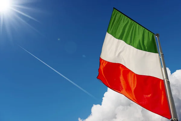 Olasz zászló lobogott a kék égen felhőkkel és napsugarakkal — Stock Fotó