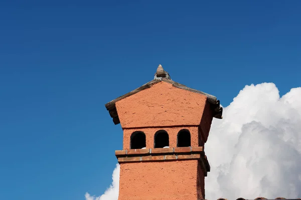 Orangefarbener Hausschornstein mit Terrakottadächern - Italien — Stockfoto
