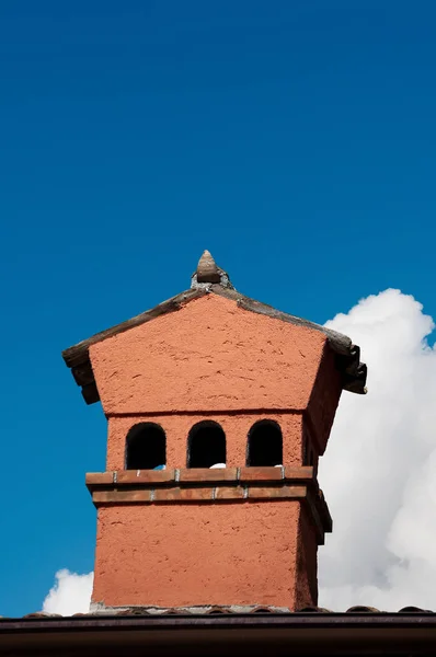Chimenea de casa naranja con tejas de terracota - Italia —  Fotos de Stock