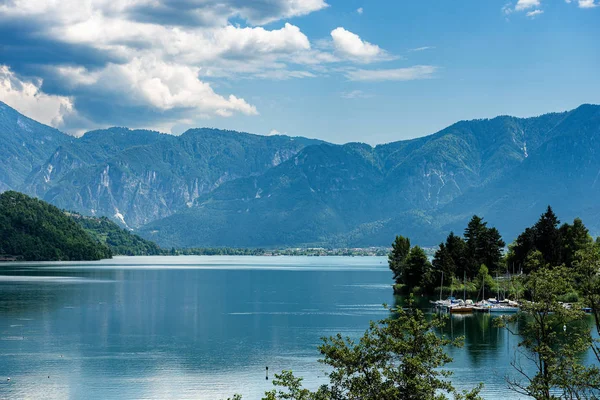 Lago Caldonazzo e Alpes italianos - Trentino-Alto Adige Itália — Fotografia de Stock