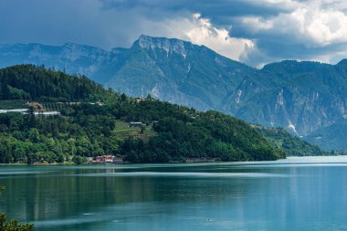 Caldonazzo Gölü ve İtalyan Alpleri Trentino-Alto Adige İtalya