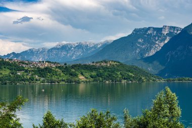 Caldonazzo Gölü ve İtalyan Alpleri Trentino-Alto Adige İtalya