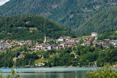 Ischia köyü ve Caldonazzo Gölü - Trentino-Alto Adige İtalya