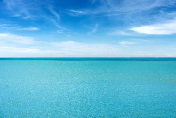 Meereslandschaft mit blauem Himmel und Wolken - Mittelmeer — Stockfoto