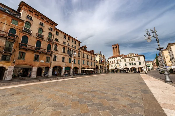 Bassano del Grappa Veneto Italia - Piazza Liberta —  Fotos de Stock