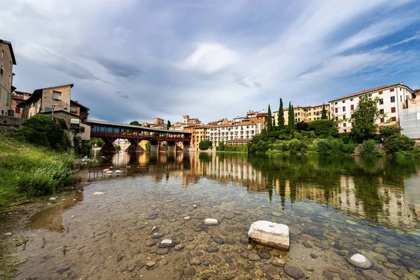 Bassano del Grappa com Ponte do Alpini - Veneto Itália — Fotografia de Stock