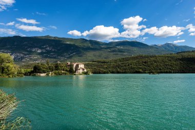 Toblino Gölü ve ortaçağ kalesi Trentino-Alto Adige İtalya