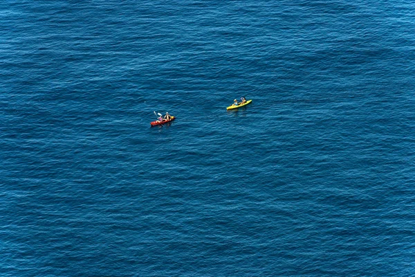 Luftaufnahme eines blauen Meeres mit zwei Kajaks - ligurien italien — Stockfoto
