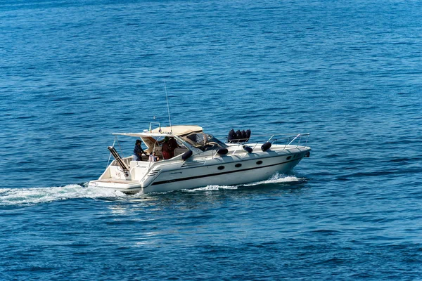Yacht de luxe en mouvement sur la mer - Vue latérale — Photo