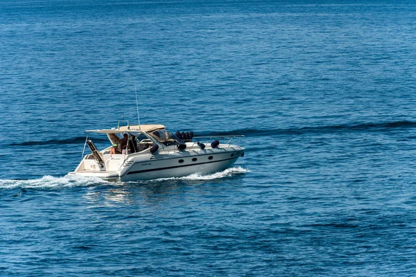 Розкішна яхта в русі на морі вид збоку — стокове фото