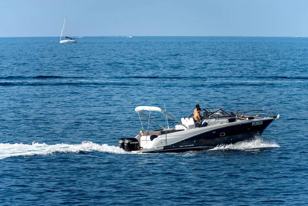 Bateau à moteur de luxe en mouvement sur la mer - Vue latérale — Photo