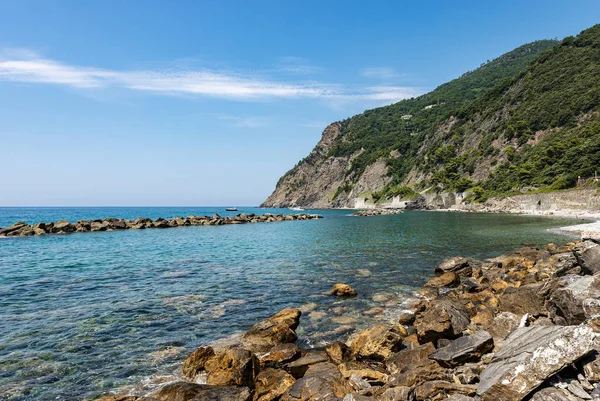 Morze Śródziemne i klif - Framura wieś Liguria Włochy — Zdjęcie stockowe