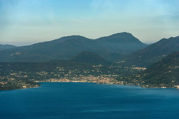 Garda Gölü ve küçük Salo kasabası Lombardy İtalya — Stok fotoğraf