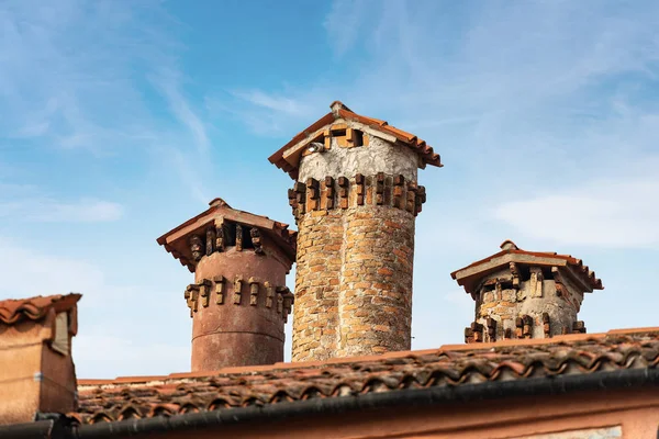 Venetië Italië - Close-up van oude schoorstenen en dak — Stockfoto