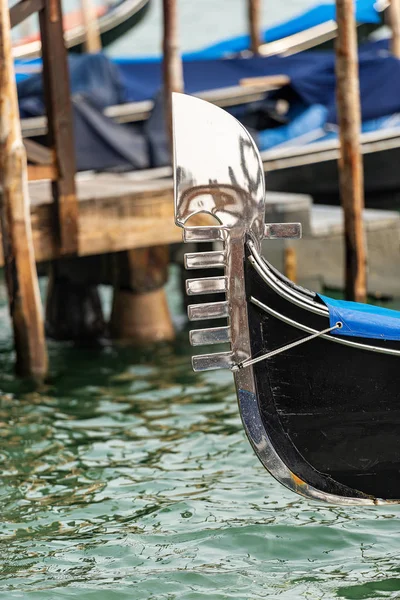 Venecia Italia - Detalle de una proa de góndola — Foto de Stock