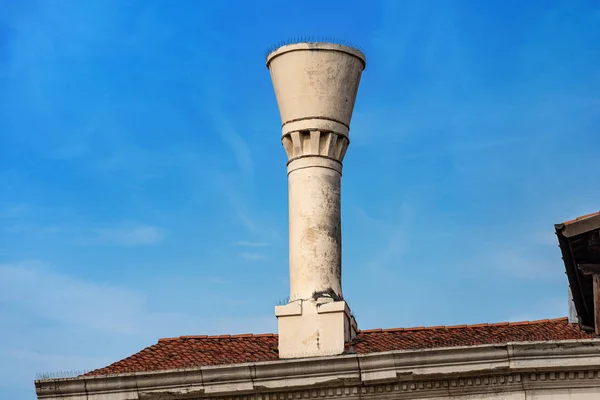 Benátky Itálie - Detailní záběr starodávného komína na střeše — Stock fotografie